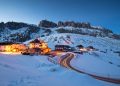 A rodovia nas Dolomitas italianas sobe a 2.239 metros de altitude; com 28 curvas em zigue-zague, a rota alpina revela as vistas de picos rochosos