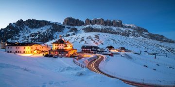 A rodovia nas Dolomitas italianas sobe a 2.239 metros de altitude; com 28 curvas em zigue-zague, a rota alpina revela as vistas de picos rochosos