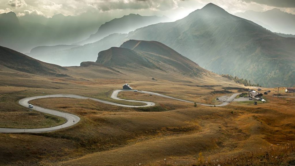 Estrada na Itália ganha fama por suas 29 curvas a 2.236 metros de altitude, pois o Passo di Giau oferece a vista mais espetacular das Dolomitas