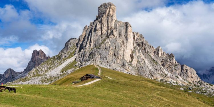 Estrada na Itália ganha fama por suas 29 curvas a 2.236 metros de altitude, pois o Passo di Giau oferece a vista mais espetacular das Dolomitas
