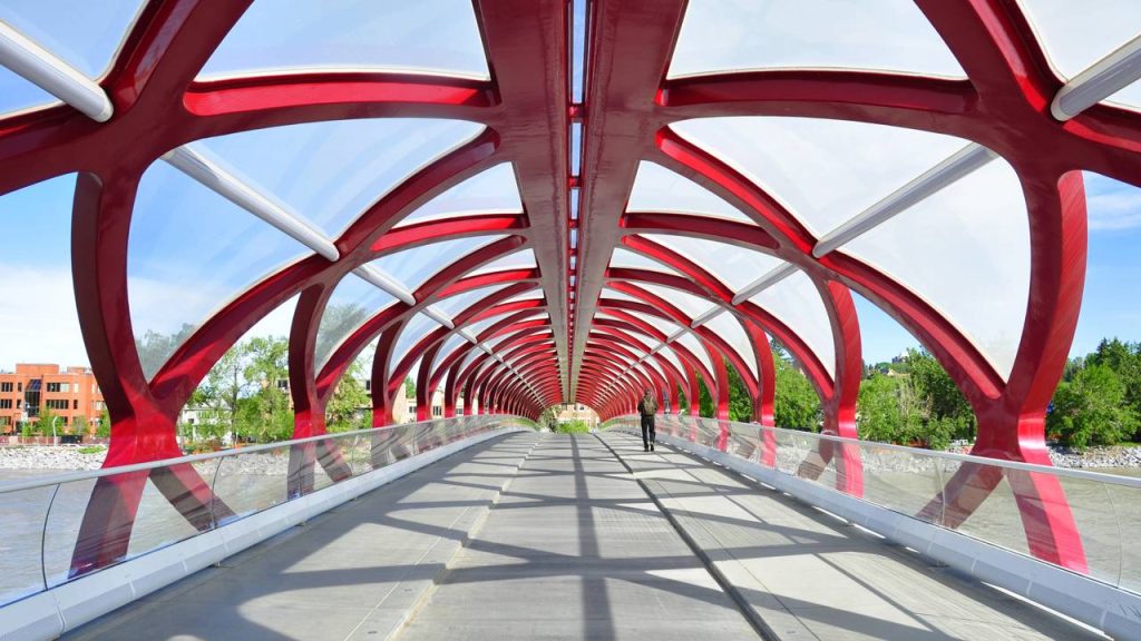 Com design de Santiago Calatrava e 126 metros de aço e vidro, a ponte de 2012 tornou-se o maior marco futurista sobre o rio Bow em Calgary