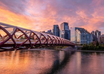 Com design de Santiago Calatrava e 126 metros de aço e vidro, a ponte de 2012 tornou-se o maior marco futurista sobre o rio Bow em Calgary