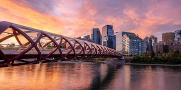Com 1.770 metros de extensão e um vão central de 128 metros, a Peace Bridge sobre o Rio Niágara conecta o Canadá aos Estados Unidos
