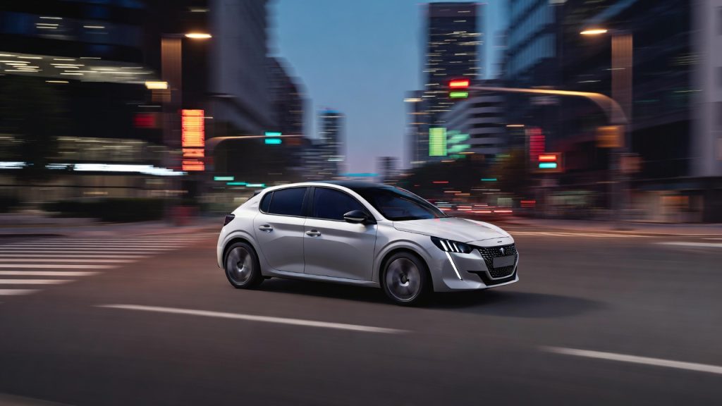 Hatch francês ganha sistema híbrido leve e promete consumo de moto em grandes centros urbanos