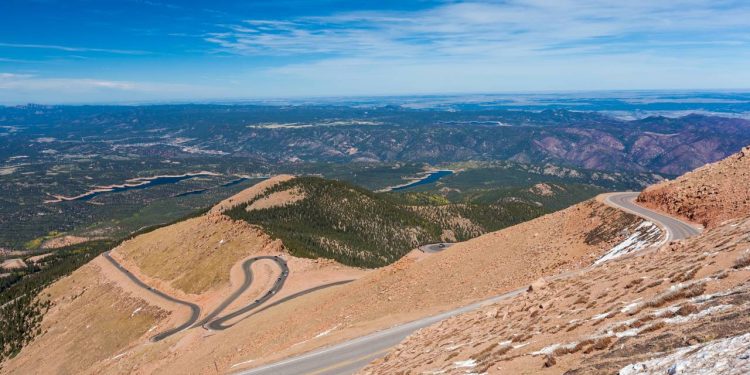 Pikes Peak Highway ganha fama por suas 156 curvas, pois o trajeto de 31 km que sobe a 4.302 metros virou o maior desafio para pilotos no Colorado