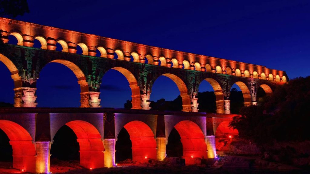 Com seus 49 metros de altura e 3 níveis de arcos de 19 a.C., o aqueduto romano tornou-se a obra de engenharia mais preservada e visitada de toda a França