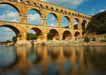 Com seus 49 metros de altura e 3 níveis de arcos de 19 a.C., o aqueduto romano tornou-se a obra de engenharia mais preservada e visitada de toda a França