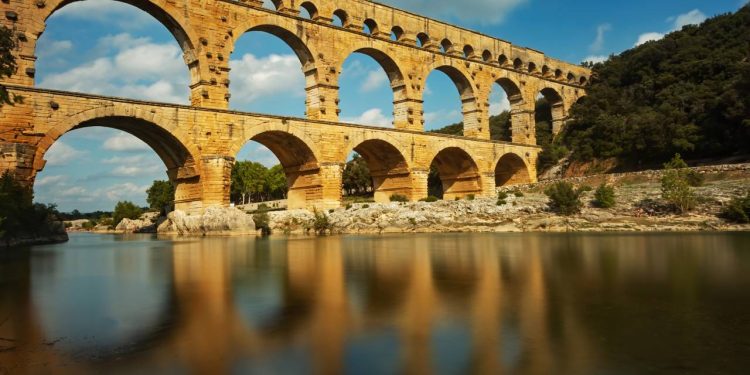 Com seus 49 metros de altura e 3 níveis de arcos de 19 a.C., o aqueduto romano tornou-se a obra de engenharia mais preservada e visitada de toda a França