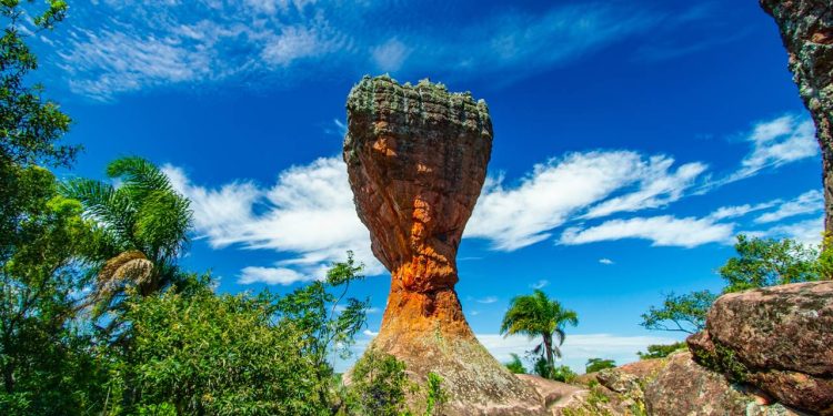 Cidade do interior do PR, situada a 975 metros de altitude, abriga o Parque de Vila Velha com esculturas de arenito moldadas pelo vento