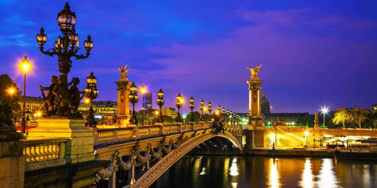 Com 160 metros de extensão e estilo Beaux-Arts, a ponte de 1900 é considerada a obra-prima da engenharia ornamental de luxo em Paris