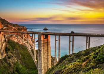 O imponente arco de concreto de 85 metros de altura erguido em 1932 que desafia os desfiladeiros costeiros na rota cênica da Califórnia