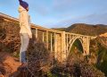 A monumental estrutura em arco de concreto de 85 metros de altura inaugurada em 1932 que cruza a costa rochosa do Big Sur na Califórnia