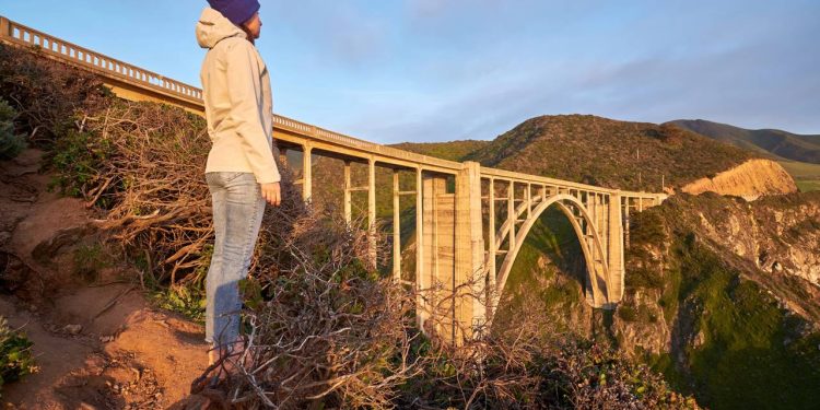 Com um arco de concreto de 85 metros de altura sobre o Oceano Pacífico, a ponte de 1932 tornou-se o maior cartão-postal da costa da Califórnia