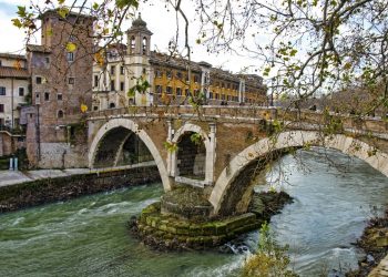 Com seus arcos de pedra datados de 62 a.C., a estrutura é a ponte mais antiga de Roma em uso e um milagre da engenharia civil da Antiguidade