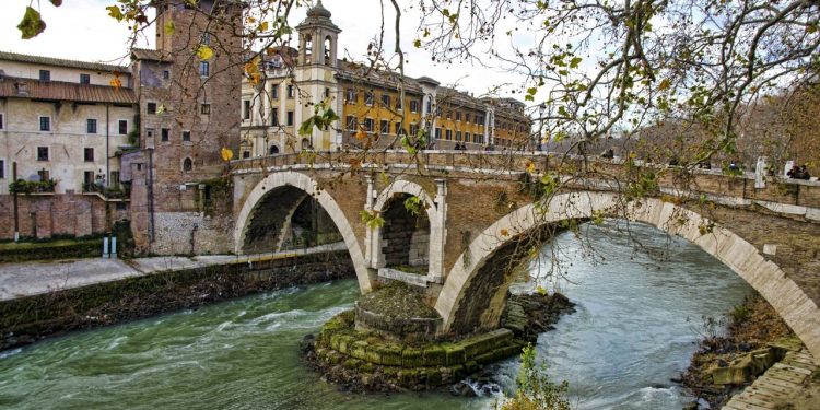 Com seus arcos de pedra datados de 62 a.C., a estrutura é a ponte mais antiga de Roma em uso e um milagre da engenharia civil da Antiguidade
