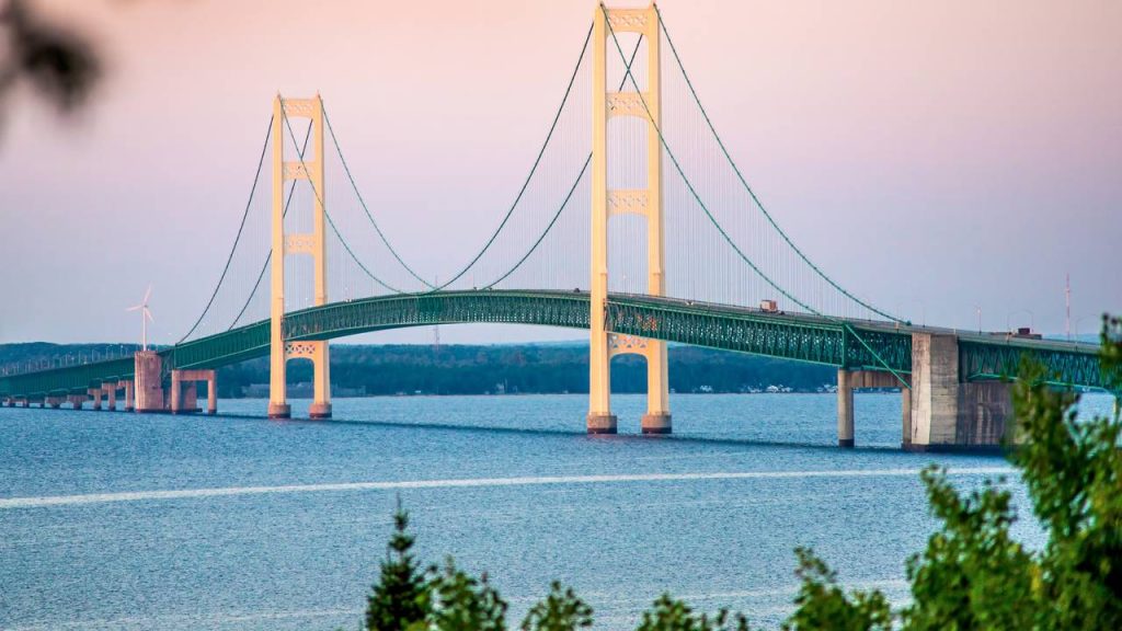 Com 8.038 metros de extensão e torres de 168 metros, a ponte de 1957 tornou-se a maior travessia suspensa de Michigan e um ícone dos EUA