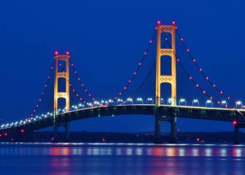 A colossal ponte pênsil de 8 km de extensão inaugurada em 1957 que une as duas penínsulas de Michigan suportando ventos de alta velocidade