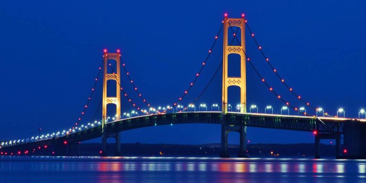 Com 8.038 metros de extensão e torres de 168 metros, a ponte de 1957 tornou-se a maior travessia suspensa de Michigan e um ícone dos EUA