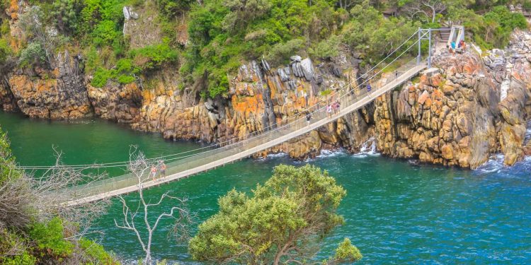 Com seu arco de 100 metros e suspensa a 191 metros de altura, a ponte de 1956 virou o maior marco da Garden Route na África do Sul