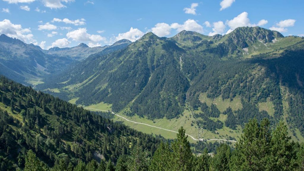 Estrada na Espanha ganha fama por suas curvas a 2.072 metros de altitude, pois o trajeto nos Pirineus é o ponto mais alto e cênico de toda a Catalunha