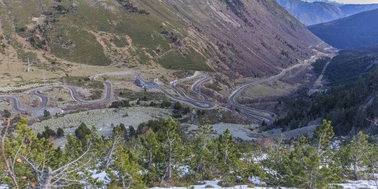 Estrada na Espanha ganha fama por suas curvas a 2.072 metros de altitude, pois o trajeto nos Pirineus é o ponto mais alto e cênico de toda a Catalunha