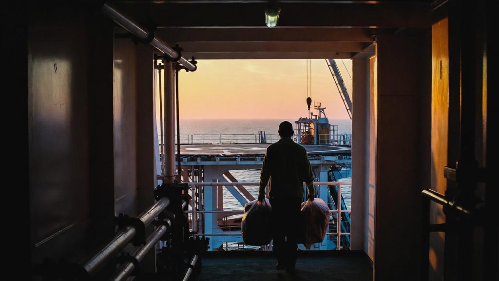 A vaga secreta em alto-mar que paga muito bem e dá 15 dias de folga para quem não é engenheiro