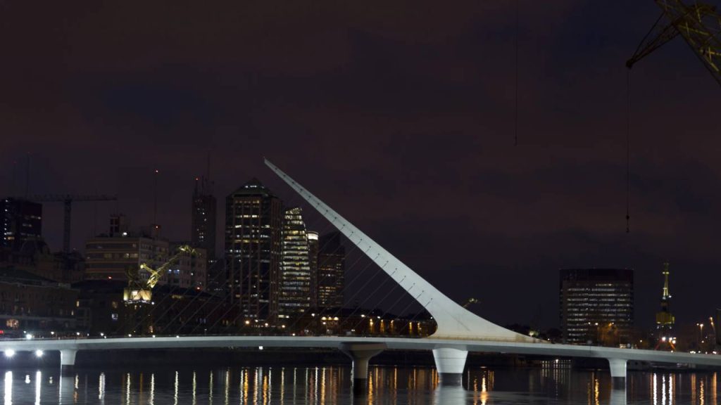 A inovadora ponte de pedestres de 102 metros que rotaciona 90 graus para liberar a passagem de navios e virou o maior marco moderno de Buenos Aires