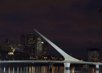 Com 170 metros de comprimento e um sistema de rotação de 90 graus, a obra de Calatrava em Buenos Aires virou o maior símbolo moderno de Puerto Madero