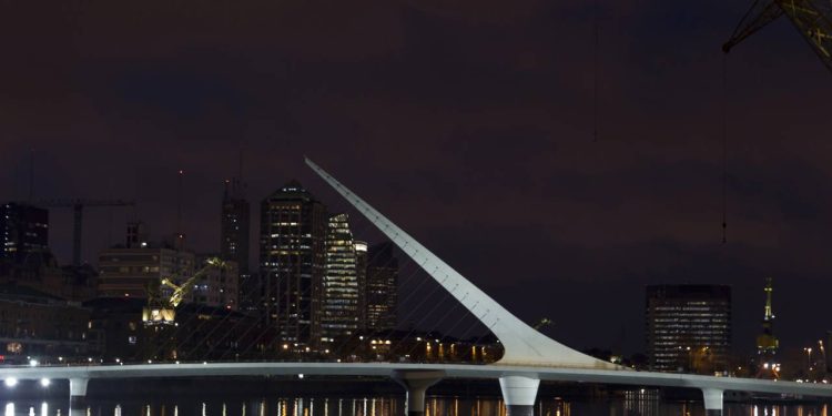 Com 170 metros de comprimento e um sistema de rotação de 90 graus, a obra de Calatrava em Buenos Aires virou o maior símbolo moderno de Puerto Madero