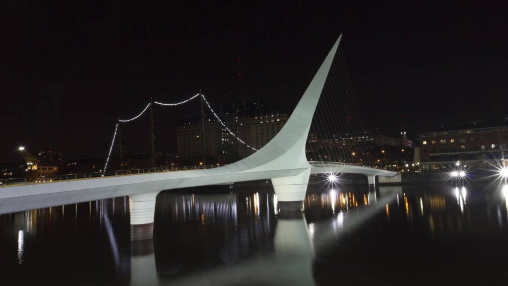 Com 170 metros de comprimento e um sistema de rotação de 90 graus, a obra de Calatrava em Buenos Aires virou o maior símbolo moderno de Puerto Madero