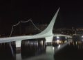 A inovadora ponte de pedestres de 102 metros que rotaciona 90 graus para liberar a passagem de navios e virou o maior marco moderno de Buenos Aires