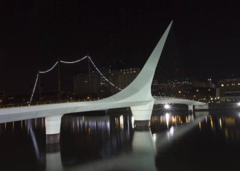 A inovadora ponte de pedestres de 102 metros que rotaciona 90 graus para liberar a passagem de navios e virou o maior marco moderno de Buenos Aires