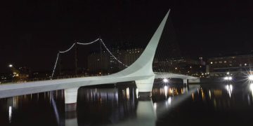 A inovadora ponte de pedestres de 102 metros que rotaciona 90 graus para liberar a passagem de navios e virou o maior marco moderno de Buenos Aires