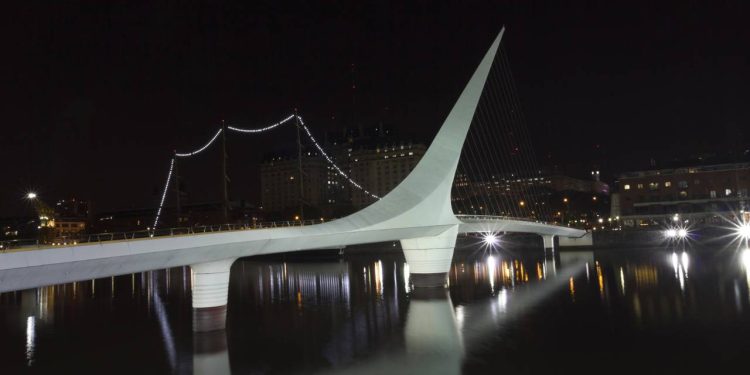 A inovadora ponte de pedestres de 102 metros que rotaciona 90 graus para liberar a passagem de navios e virou o maior marco moderno de Buenos Aires