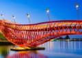 Com seu formato ondulado de aço vermelho e 90 metros de extensão, a Python Bridge em Amsterdã tornou-se um dos marcos arquitetônicos da Holanda