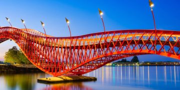 Com seu formato ondulado de aço vermelho e 90 metros de extensão, a Python Bridge em Amsterdã tornou-se um dos marcos arquitetônicos da Holanda