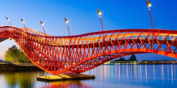 Com seu formato ondulado de aço vermelho e 90 metros de extensão, a Python Bridge em Amsterdã tornou-se um dos marcos arquitetônicos da Holanda