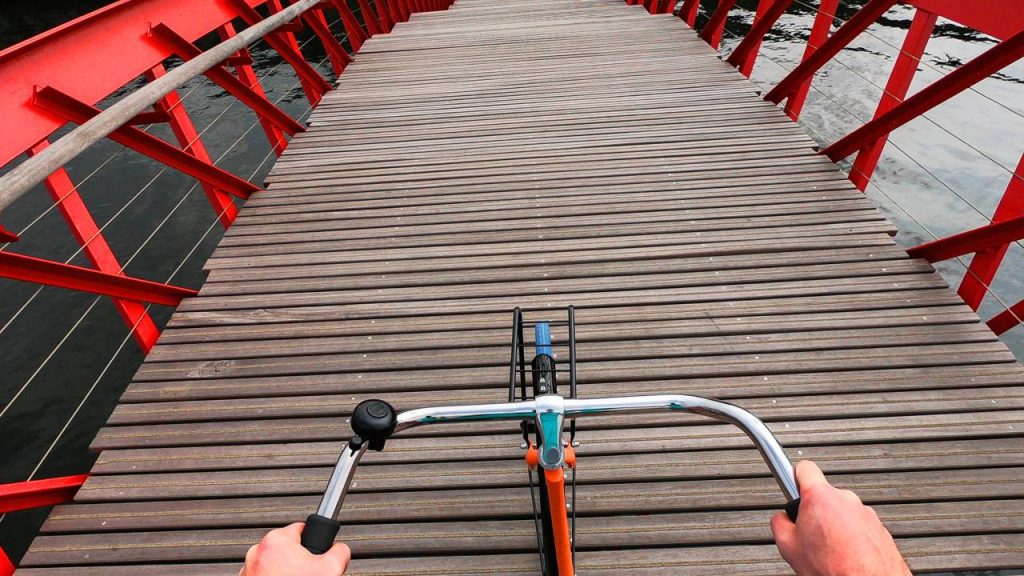 Com seu formato ondulado de aço vermelho e 90 metros de extensão, a Python Bridge em Amsterdã tornou-se um dos marcos arquitetônicos da Holanda