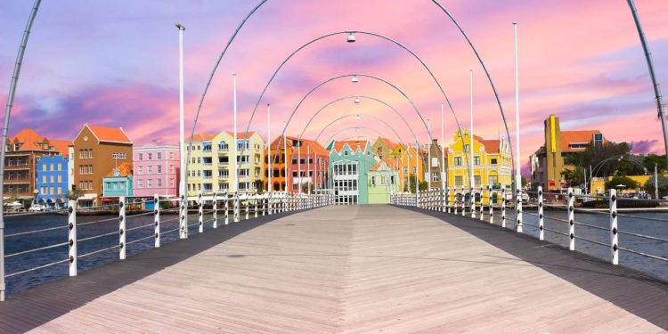 Com seus 167 metros de extensão e flutuando sobre barcas, a ponte móvel de 1888 em Curaçao virou a maior passarela giratória de todo o Caribe