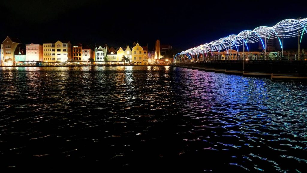 Com seus 167 metros de extensão e flutuando sobre barcas, a ponte móvel de 1888 em Curaçao virou a maior passarela giratória de todo o Caribe