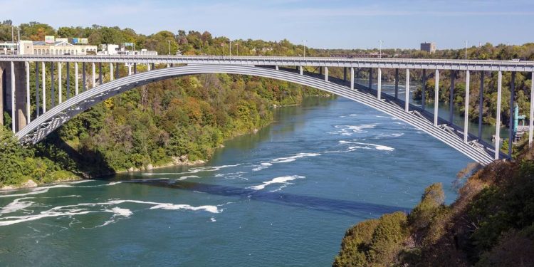 Com um arco de 440 metros de extensão a 62 metros sobre o rio, a ponte de 1941 une os EUA ao Canadá, com vista privilegiada para as Cataratas