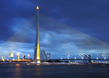 Com mastro de 160 metros e 475 metros de extensão, a ponte de 2002 em Bangkok tornou-se um marco da arquitetura assimétrica na Tailândia
