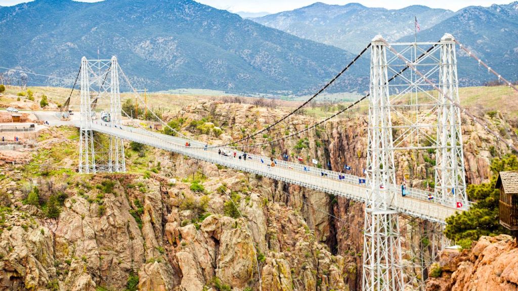 Com 291 metros de altura sobre o Rio Arkansas, a ponte suspensa americana virou um recorde de engenharia e aventura desde sua construção em 1929