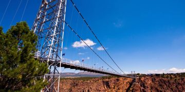 Com 291 metros de altura sobre o Rio Arkansas, a ponte suspensa americana virou um recorde de engenharia e aventura desde sua construção em 1929