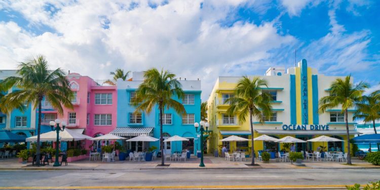 Com neon e hotéis art déco a Ocean Drive vira a mania de quem busca o brilho eterno da famosa orla de Miami Beach