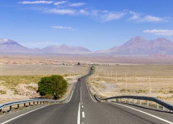 Rodovia na Argentina ganha fama por seus 600 km de extensão, pois o asfalto de 1986 corta a Patagônia entre lagos e picos nevados da Cordilheira