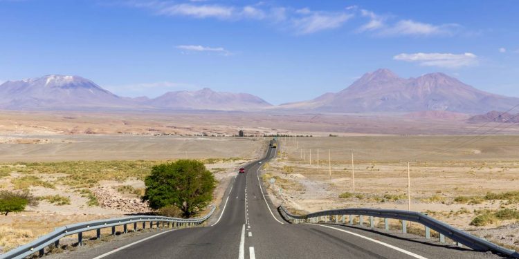 Rodovia na Argentina ganha fama por seus 600 km de extensão, pois o asfalto de 1986 corta a Patagônia entre lagos e picos nevados da Cordilheira