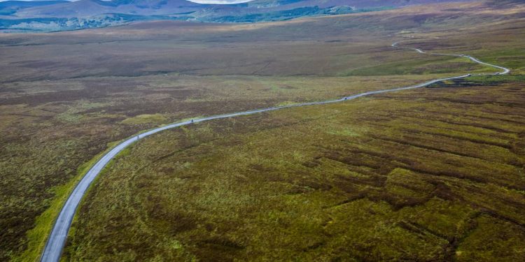 Estrada na Irlanda ganha fama por suas turfeiras, pois o trajeto a 500 metros de altitude cruza as montanhas de Wicklow, sendo o cenário de filmes famosos