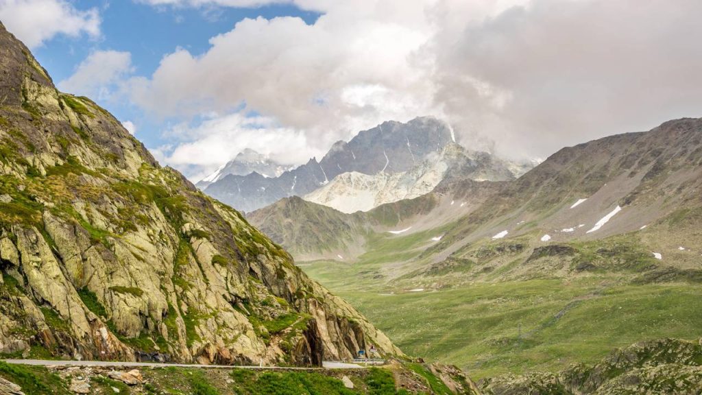 Estrada na Suíça atinge 2.066 metros de altitude, pois o San Bernardino Pass possui curvas de 1823 que atravessam o coração dos Alpes suíços