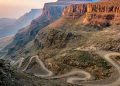 A rodovia na África do Sul sobe a 2.876 metros de altitude; com 9 km de cascalho e curvas extremas, a rota exige tração 4x4 dos motoristas